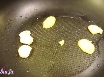 step3: 用少許油爆香蒜，芫茜頭及薑。