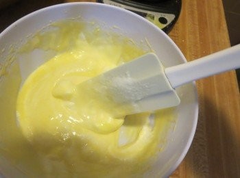 step7: 将1/3的蛋白加入至搅拌好的蛋黄糊中，用刮刀捞起底部的面糊，从下往上翻拌至均匀