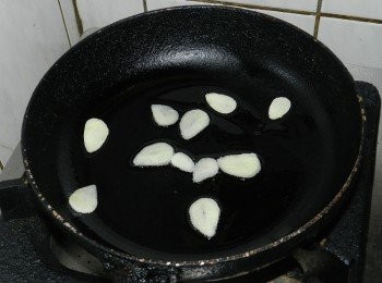 step3: 起一油鍋，下蒜片爆香