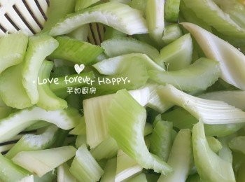 step3: 西芹洗凈, 瀝乾水份, 撕去表面較粗的纖維; 斜切粗條; 蒜剁成蓉, 備用