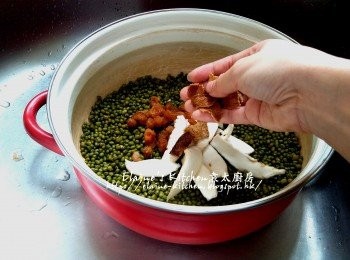 step5: 逐一放入准山 , 圓肉 , 果皮入煲內 , 加入適量水(袁太加入3500ml水)