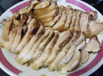 step8: 五花腩，已放湯煲 1'1/2 小時，取出放涼後切片備用