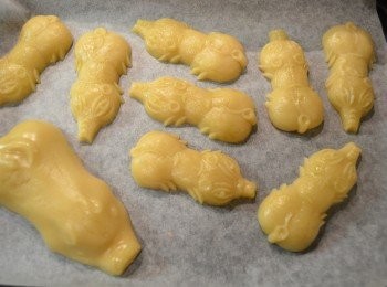 step4: 預熱烤箱180℃。把豬仔餅表面輕輕噴一層水，放入烤箱烤8分鐘。取出刷蛋液，同時把烤箱調低至 160℃。再把餅放入烤箱烤10分鐘，取出再刷一次蛋黃液，以150℃再烤15分鐘，或烤到自己喜歡的顏色為止。