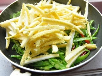 step10: 再放入玉米條入鍋拌炒