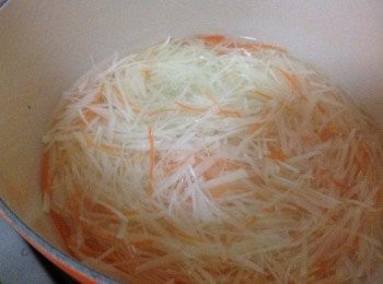 step1: 馬鈴薯、紅蘿蔔切細絲，滾水中加塩略為川燙 起鍋後泡入冰水中