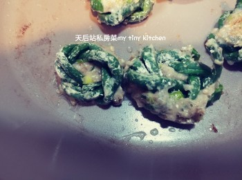 step6: 先煎魚肉面，煎至2邊金黄。每邊若煎3分鐘。視乎魚肉厚度。