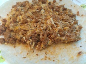 step6: 如有生菜可先鋪上餅皮上再加免冶牛肉醬。(加上生菜視覺上更加美觀,但沒有都不會影響口感的。)