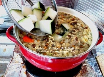 step3: 將菊花 , 甘旬放入煲內 , 加入約3000ml水 , 用中火煲滾後加入冬瓜拌勻