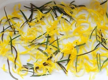 step3: 將所有醃料（橄欖油除外）混和，並塗抹在雞皮上及皮與肉之間，雞皮上抺上橄欖油。