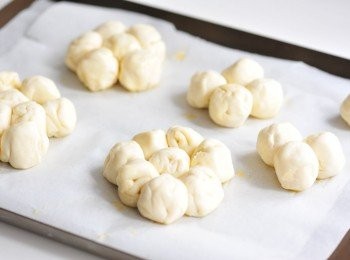 step4: 用手搓成球狀
在芝士球上掃上蛋液
將芝士球連成一塊，第一層用十粒起司球，第二層八粒，第三層六粒，第四層四粒，第五層三粒，第六層一粒