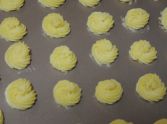 step6: 將拌好的麵粉裝入裱花袋，用玫瑰花嘴在烤盤上擠出曲奇花型。