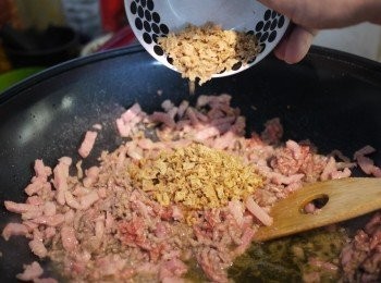 step2: 加入青蔥、油蔥提味。