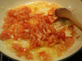 step3: 待番茄炒至半爛狀態時，加入番茄醬炒勻。