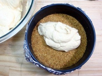 step13: 在模型底部包上錫箔紙,(避免隔水加熱時水份會流進模型裡)接著倒入麵糊,用橡皮刮刀將麵糊表面刮平整。