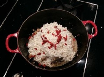 step7: 倒入白米及枸杞一起拌炒均勻。
