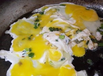 step2: 倒入蛋液炒香
