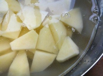 step1: 薯仔去皮切塊，泡水。