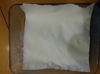 step13: 做好後的芒果糯米糍用密實盒裝起,面舖上廚房紙吸濕氣,放入雪櫃生果格內,保持芒果新鮮及不會容易變硬