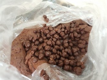 step8: 再將<span class="group_2">裝飾材料：</span>入爐朱古力粒倒入