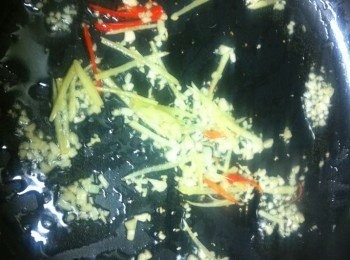 step2: 平底鑊燒熱油，加入蒜蓉及薑絲爆香。