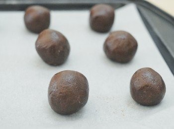 step5: 用手拿出一小份麵團，搓圓