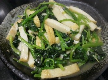 step5: 做法 :
將菠菜清洗後隔乾水份 , 將魚片條用蒜頭 , 乾蔥煎香備用 , 再起鑊大火爆香蒜頭 , 乾蔥 , 薑絲 , 放入菠菜爆炒少少黃酒炒至少少軟身 , 將魚片條回鑊輕炒 , 放入少少芫茜 , 雞粉 , 糖 , 鹽生粉水麻油埋芡 , 完成