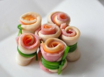 step4: 將捲好的薄片集合擺至盤中