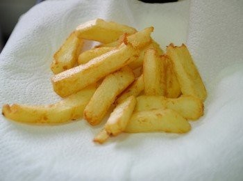 step3: 鍋中放油，當油溫達160左右 (測試方式：以木筷子插入時有微小氣泡升起)，轉最小火，放進薯條炸約5到7分鐘至淺金色(如麥記薯條顏色)，撈起後放在廚房紙上吸油