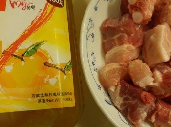 step1: 排骨洗淨後加入<span class="group_4">醃料</span>醃半小時後,預熱氣炸鍋200度。