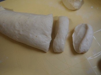 step3: 將發好嘅麵團拍扁排氣分割