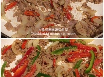 step3: 倒入瀝乾了的吞拿魚和紅椒青椒炒一會，