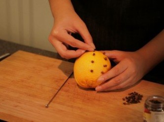 step2: 留起一個原整不切的原個橙連皮，表面插上約15粒丁香