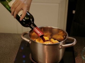 step3: 將所有切好角狀的果塊及拮好丁香的原隻橙全部放入煲內並倒入整支紅酒