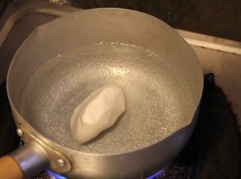 step3: 將十分一粉糰約40g，用小煲煮2-3分鐘成粄媽(粿引)。