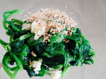 step3: 將菠菜及所有材料拌勻即成