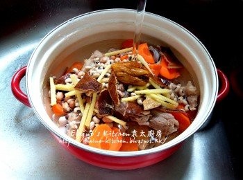 step6: 煲內逐一放入豬骨 , 紅蘿蔔 , 眉豆 , 花生 , 薑絲 , 蜜棗 , 果皮及適量水