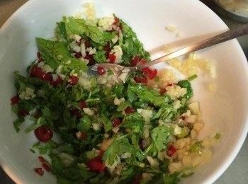 step4: 用紙巾吸去多餘的油脂，稍微放涼後切條，放在生菜絲上，再淋上調製好的椒麻醬即可