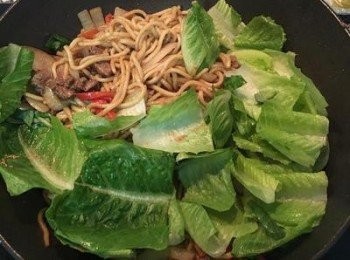 step7: 接著放入青菜炒熟。