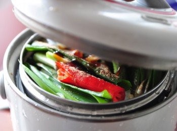 step5: 外鍋加入8分滿水位(約200cc)開始燉煮至電源跳起即可