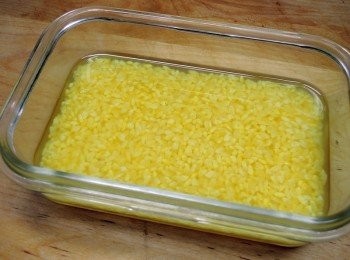 step2: 彩米先泡水10分鐘，再入電鍋一杯水蒸熟