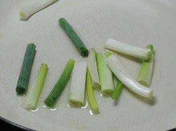step2: 熱鍋後加油，將一半的蔥段先下鍋爆香