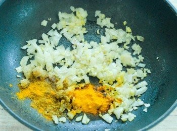 step1: 燒熱鑊後加入油，先炒洋蔥至軟身，再加入蒜末和所有香料，炒30秒