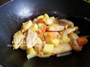 step4: 加入薯仔及甘旬拌勻炒香 , 再加入<a href="https://bit.ly/3zHU5V3" target="_blank" data-keyword="雞中翼" class="guide-link"><strong>雞中翼</strong></a> <span style="display:inline-block;vertical-align:middle;margin-top:-3px;color:initial;border-radius:3px;padding:2px 3px;font-size:12px;line-height:14px;background:#87d300;color:#fff;">即買</span> 炒至轉色