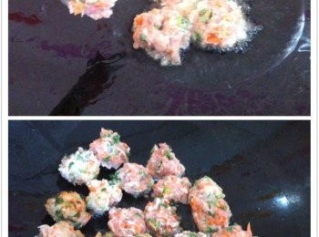 step2: 取出鍋加入適量的食油，利用湯匙把混合好的肉絞，一匙一匙的倒入鍋內，中火煎至金黃色微焦，即可。