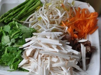 step1: 備料1:將<span class="group_1">食材</span>洗淨切細絲