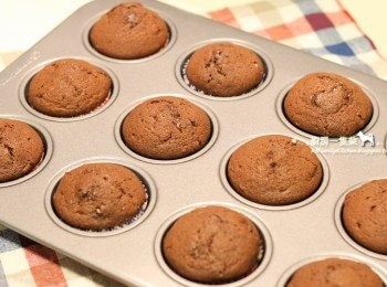 step8: 烤好後從烤箱取出，先將蛋糕留置在烤盤約10分鐘。