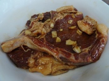 step3: 每件豬扒沾上醃料, 最後下1湯匙油撈勻， 把豬扒醃3小時。