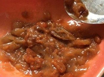 step4: 將麵醬及梅子撈勻，加入排骨內醃10分鐘，加入蒸碟內中火蒸15-20分鐘，後灑上蔥花及芫荽即成