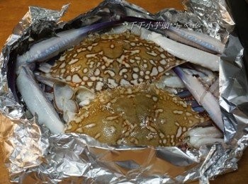 step3: 將藍鑽蟹擺放至鋁箔紙，擔心容易刺穿所以用了兩層鋁箔紙
最簡法可以直接將奶油蒜末及洋蔥直放進鋁箔紙裡，然後包起來放到烤箱烤！