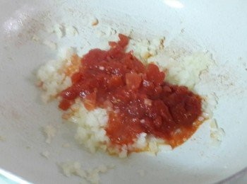 step4: 加入半罐蕃茄泥拌炒